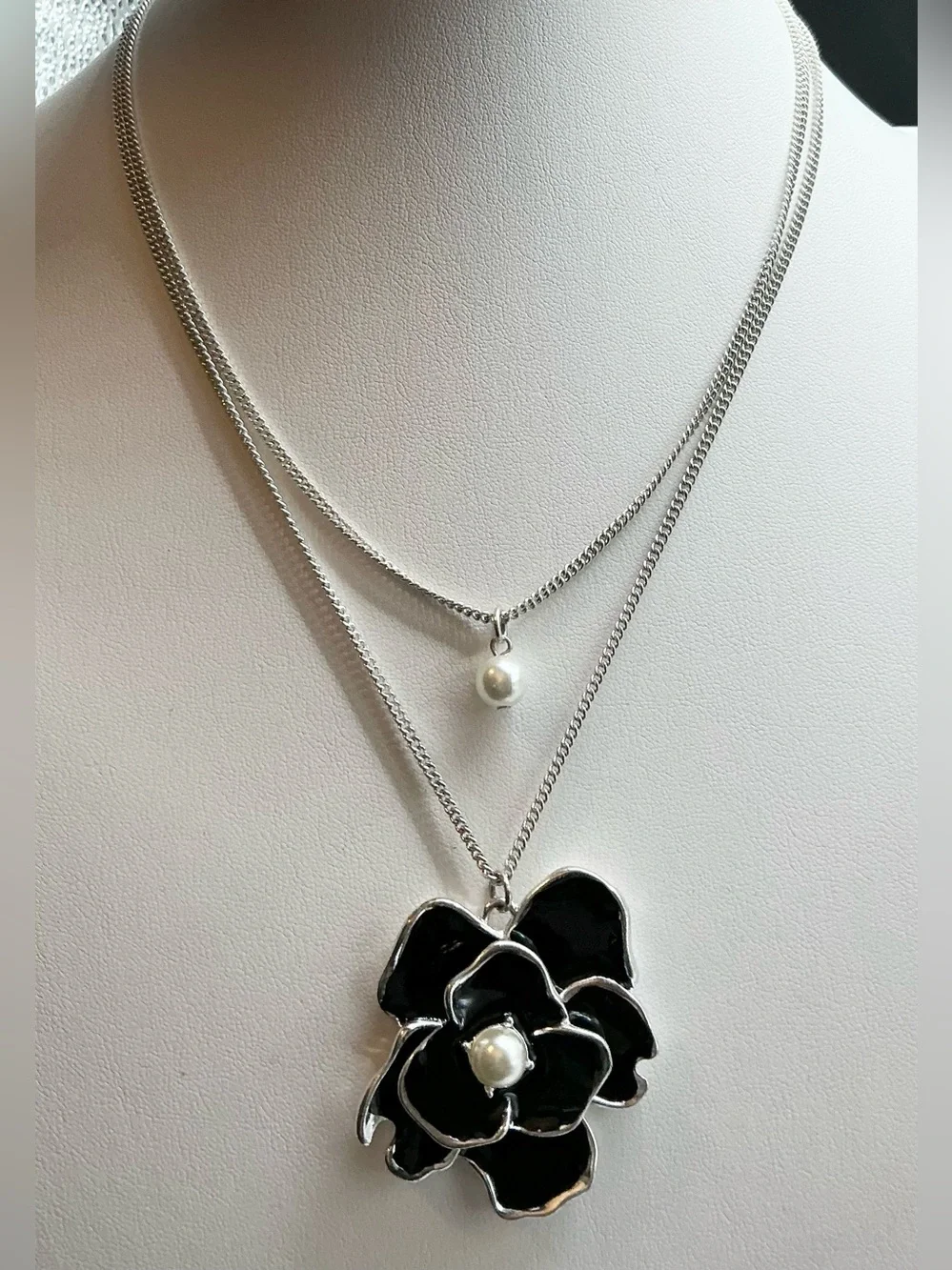 CLAIRE’S SILVER TONE FAUX PEARL LAYERED FLORAL LARGE PENDANT NECKLACE